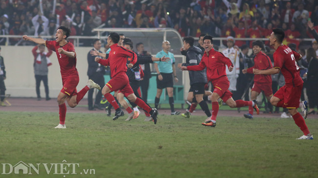 Ngay sau khi tiếng còi kết thúc trận đấu chung kết AFF Cup 2018 vang lên, các cầu thủ đã ùa vào sân ăn mừng chiến thắng.