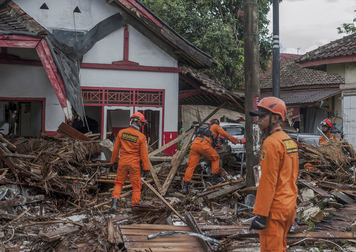 Các nhân viên của Cơ quan Tìm kiếm và Cứu nạn Quốc gia Indonesia (Basarnas) đang thực hiện nhiệm vụ tìm kiếm. Ảnh: AP.