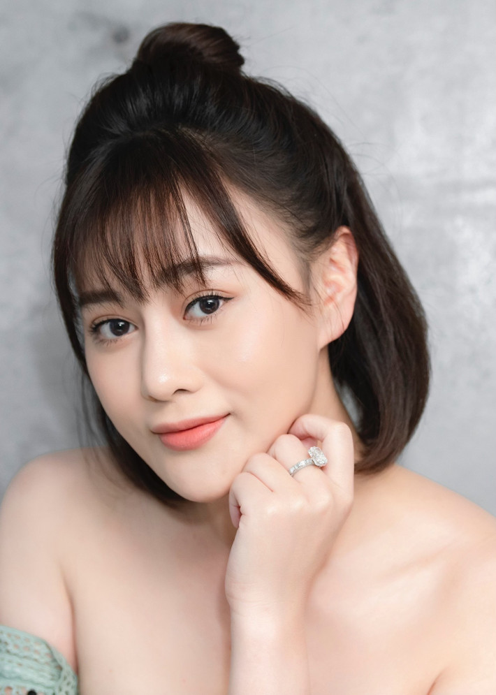 Phương Oanh đang gây sốt với vai diễn Phương Nam trong phim "Hương vị tình thân". Để hóa thân vào nhân vật, nữ diễn viên đã tăng 6kg.