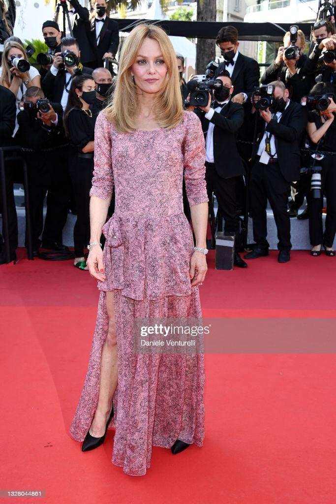 Ở tuổi 48, nữ diễn viên Vanessa Paradis vẫn gây ấn tượng vì vóc dáng thon gọn. Cô đến dự thảm đỏ trong chiếc váy hồng hoa văn cầu kỳ. Thiết kế bất đối xứng với phần trên ôm, xòe nhẹ về phía chân váy giúp nữ diễn viên nổi bật giữa đám đông. Kiểu trang điểm nhẹ nhàng, phần tóc rẽ ngôi đơn giản của Paradis giúp tổng thể hài hòa, không làm rối mắt người đối diện.