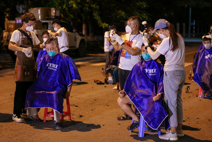 Ngoài biểu diễn âm nhạc, tối 24/7, nhóm tình nguyện viên nghệ sĩ còn vận chuyển rau củ vào khu bệnh để phục vụ bệnh nhân, tổ chức cắt tóc cho các y bác sĩ tại bệnh viện dã chiến số 3 và số 6. MC Quỳnh Hoa cho biết khu vực cắt tóc thiếu ánh sáng, nhiều nghệ sĩ phải nhờ người bật đèn pin soi để thao tác chính xác.