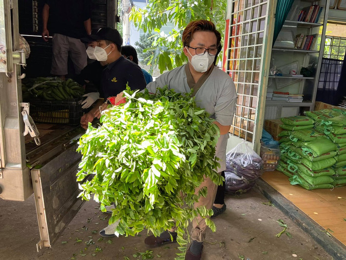 MC Đại Nghĩa: Những tấm hình được đồng nghiệp chụp vội, ghi lại cảnh Đại Nghĩa mặc áo lam, rong ruổi trên hành trình thiện nguyện.
