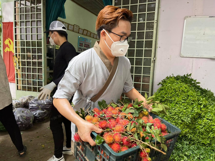 Không bố cục, mờ nét, thiếu sáng, nhưng mỗi hình ảnh nghệ sĩ Việt mùa dịch lại ẩn chứa nhiều sức nặng về mặt cảm xúc.