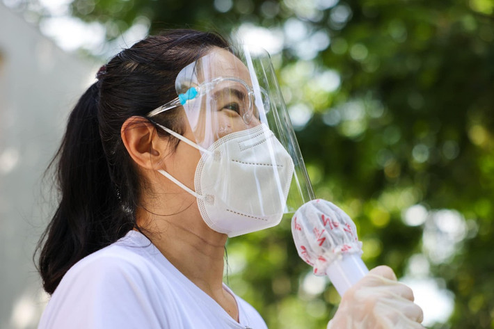 MC Quỳnh Hoa: Là người lãnh đạo của nhóm tình nguyện viên nghệ sĩ, MC Quỳnh Hoa đồng hành cùng đồng đội trong mọi hoạt động. Một mặt, cô phải sắp xếp công việc để hoạt động thiện nguyện đi vào guồng một cách quy củ. Một khác, Quỳnh Hoa luôn động viên tinh thần và lo lắng sức khỏe các nghệ sĩ. “Tình nguyện viên là những người ở tuyến đầu trong công tác chống dịch. Đảm bảo an toàn cho bản thân cũng chính là bảo vệ những người xung quanh mình và rộng ra toàn xã hội. Đó là câu nói cửa miệng của tôi khi làm việc với nghệ sĩ trong nhóm”, cô nhấn mạnh. Ảnh: NVCC.