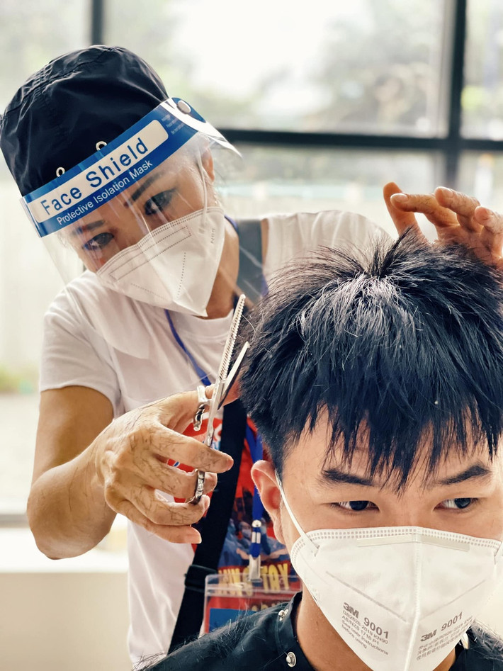 Ca sĩ Phương Thanh: Không chỉ tham gia vào việc hỗ trợ nhân viên y tế lấy mẫu xét nghiệm cho người dân, giọng ca Trống vắng còn tự tay cắt tóc, ca hát để động viên tinh thần y bác sĩ, bệnh nhân tại các bệnh viện dã chiến. Phương Thanh nói với Zing: “Tôi sinh ra trong gia đình có truyền thống quân đội, tinh thần máu lửa lắm. Ai cũng hỏi tôi lấy đâu ra sức để làm liên tục như thế, nhưng thật sự tôi không mệt. Ngược lại, càng làm, tôi càng khỏe”. Ảnh: Uyên Thư.