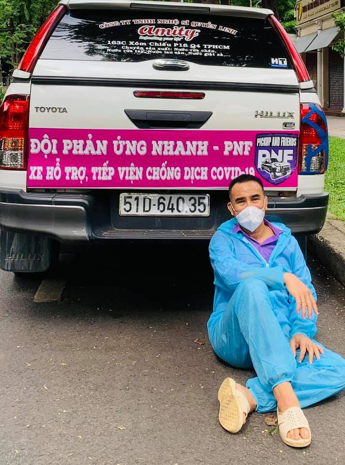 Quyền Linh: Trong bộ đồ bảo hộ, nam nghệ sĩ đi đến nhiều nơi để trao lương thực, thực phẩm cho lực lượng tuyến đầu, người dân ở các nơi bị phong tỏa, cách ly. Sau một buổi làm việc, MC Quyền Linh tranh thủ tựa đầu vào đuôi xe để nghỉ vì mệt.
