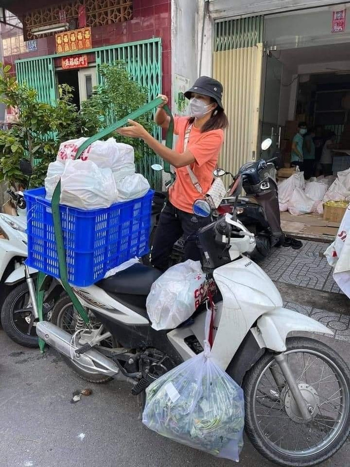 Trước đó, H'Hen Niê còn bốc vác hơn một tấn gạo, hàng trăm thùng nước, sữa gửi người dân. "Đối với tôi, đó là niềm vui và sự hạnh phúc khi bản thân có ngày trọn vẹn, làm nhiều việc ý nghĩa", cô nói với Zing. Ảnh: NVCC.