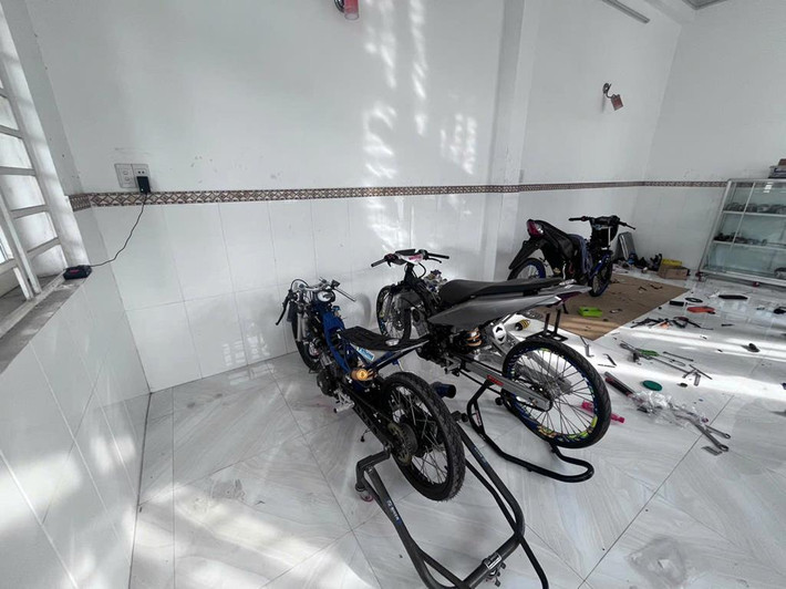Nhiều xe đang “độ chế” tại tiệm sửa xe Jim Biker ở khu phố 1, phường Tân Mai, TP.Biên Hoà.
