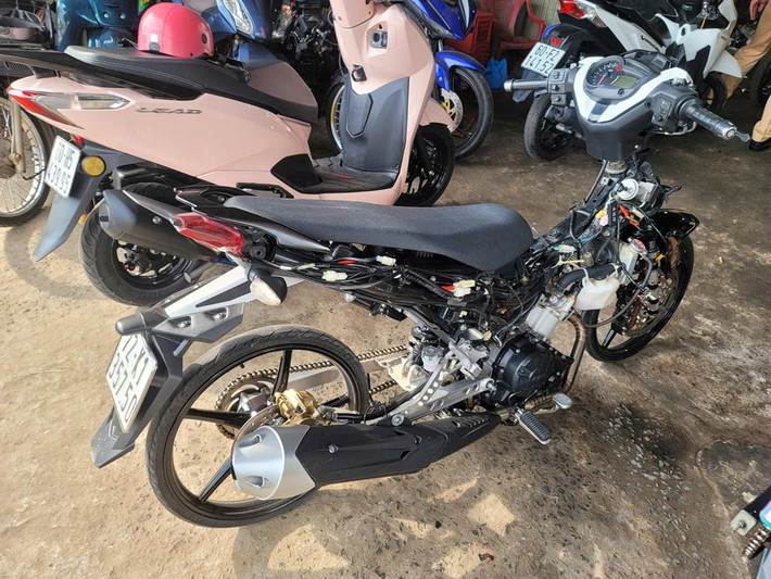 10 cơ sở đang sửa chữa xe mô tô không có giấy chứng nhận đăng ký xe, với tổng cộng 47 xe mô tô; 7 cơ sở kinh doanh buôn bán phụ tùng xe không rõ nguồn gốc, không có hoá đơn chứng từ.