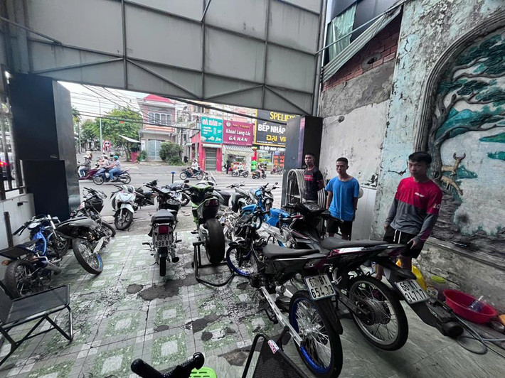 Đáng chú ý, từ kết quả kiểm tra, không chỉ dừng ở xử phạt hành chính mà giao cho công an các đơn vị, địa phương tiếp tục điều tra mở rộng có dấu hiệu tội phạm hình sự là sẽ khởi tố, trong đó làm rõ các phương tiện mà cơ quan chức năng kiểm tra phát hiện không rõ nguồn gốc, làm rõ có dấu hiệu tiêu thụ tài sản hay không; các linh kiện không rõ nguồn gốc xuất xứ sẽ truy đến cùng có dấu hiệu buôn lậu, trốn thế hay không…