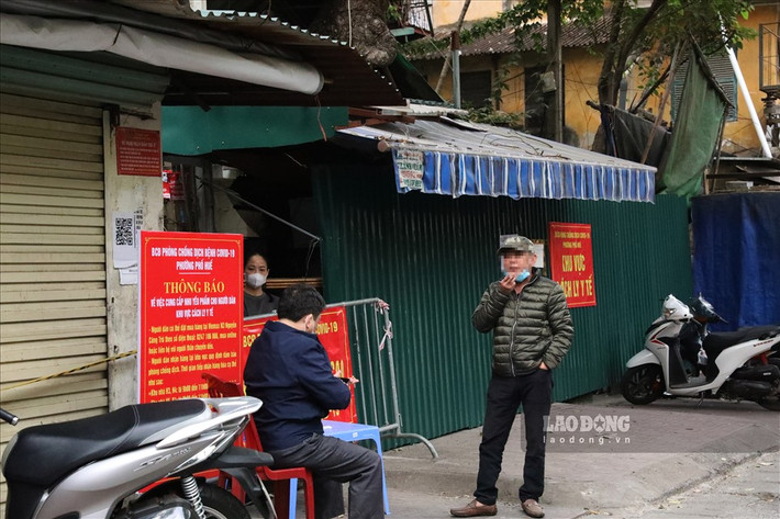 Dù có biển thông báo của Ban chỉ đạo phòng chống dịch phường Phố Huế nhưng người dân vẫn lơ là khi bỏ khẩu trang hút thuốc lá và không đảm bảo khoảng cách an toàn.