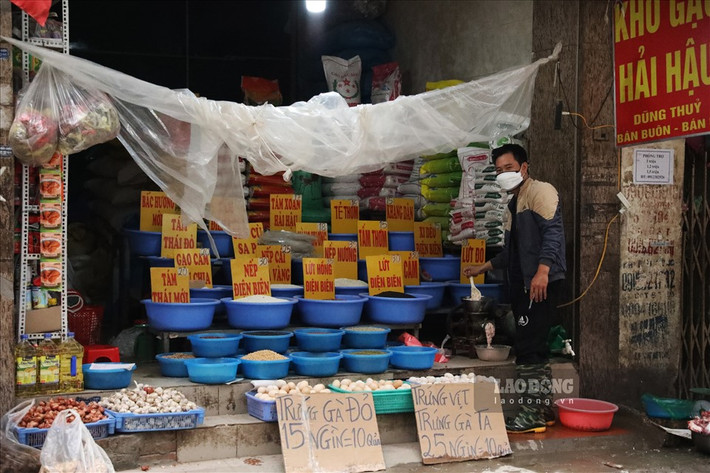 Cửa hàng này dù đã trang bị màn chắn nhưng không hạ đúng theo quy định phòng dịch.