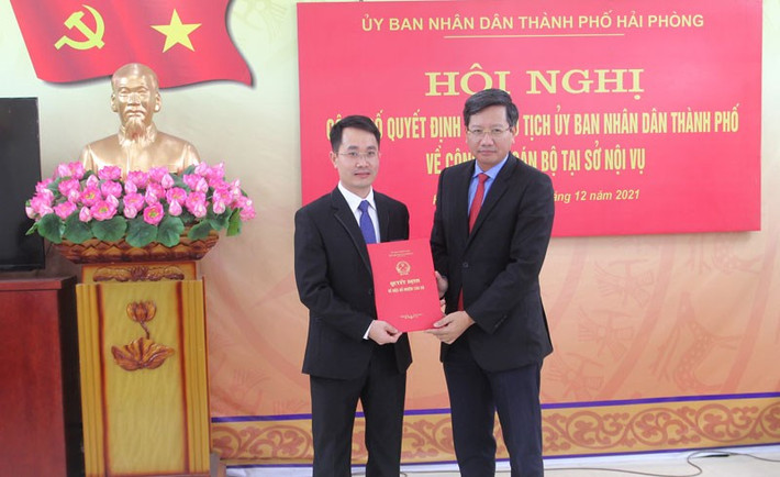 Sáng 9/12, UBND thành phố Hải Phòng cũng tổ chức Hội nghị công bố Quyết định của Chủ tịch UBND thành phố về công tác cán bộ tại Sở Nội vụ. Theo Quyết định của Chủ tịch UBND thành phố, bổ nhiệm ông Đào Duy Phương, Trưởng phòng Phòng Tổ chức biên chế và Tổ chức phi chính phủ, Sở Nội vụ giữ chức vụ Phó Giám đốc Sở Nội vụ. Thời hạn bổ nhiệm 5 năm.