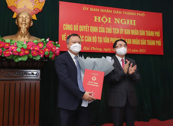 Sáng 9/12, UBND thành phố Hải Phòng tổ chức hội nghị công bố Quyết định của Chủ tịch UBND thành phố về công tác cán bộ tại Văn phòng UBND thành phố. Theo Quyết định của Chủ tịch UBND thành phố, ông Phạm Anh Tuấn, Phó Trưởng phòng Phòng Nông nghiệp, Tài nguyên và Môi trường, Văn phòng UBND thành phố được bổ nhiệm giữ chức vụ Phó Chánh Văn phòng UBND thành phố. Thời hạn bổ nhiệm là 5 năm.