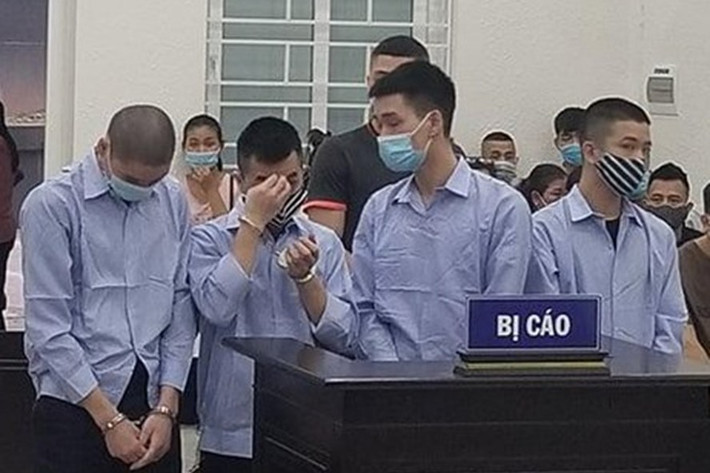 Trước đó, TAND TP Hà Nội tuyên phạt Nguyễn Hữu Tài (quận Ba Đình) 2 năm tù, 4 bị cáo khác từ 15 tháng tù cho hưởng án treo đến 20 tháng tù, cùng về tội “Cướp tài sản”. Vụ án xảy ra tại quận Tây Hồ nhưng Công an quận này không xử lý hình sự. Từ tháng 1 đến tháng 3/2021, các bị cáo trên lần lượt đến Cơ quan Cảnh sát điều tra, Công an TP Hà Nội đầu thú nên vụ án mới được khởi tố, truy tố, xét xử. Tại tòa, vợ của bị cáo Nguyễn Hữu Tài, được triệu tập với tư cách người liên quan, khai, trong quá trình Công an quận Tây Hồ thụ lý vụ án, người phụ nữ này đã đưa 100 triệu đồng cho một cán bộ Công an quận nhờ “chạy án” cho chồng(?)