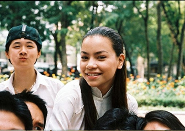 Một Hồ Ngọc Hà với nụ cười tự tin trong phim "Chiến dịch trái tim lề bên phải" 2003. Tuy nhiên lúc này làn da của cô không được trắng mịn như hiện tại.