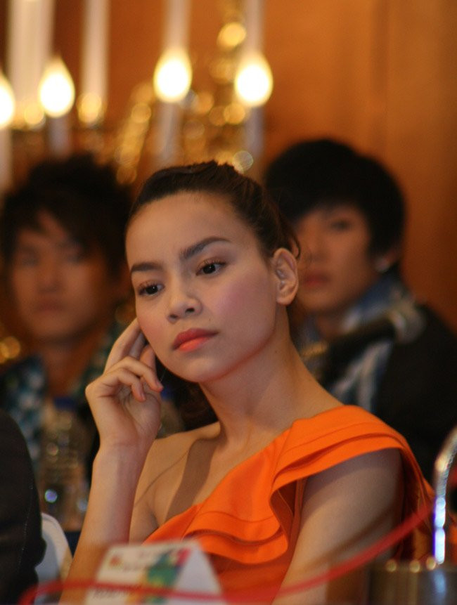 Hà Hồ suy tư trong buổi họp báo của Asia Song Festival năm 2009 tại Hàn Quốc.