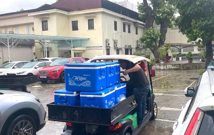 Mặc cho mưa bão, Trung tâm Dinh dưỡng lâm sàng của bệnh viện hoạt động hết công suất. Xe chở những thùng cơm nóng vẫn di chuyển đến bệnh viện để tiếp sức cho người bệnh.