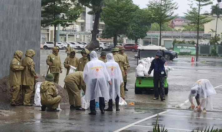 Lực lượng hậu cần đội mưa chống bão.