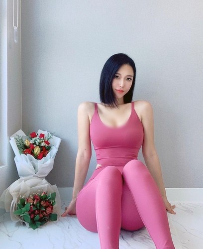 Khi mặc đồ tập, Park Hyun-yi lại "gây mê" mọi người nhờ vẻ đẹp hình thể.