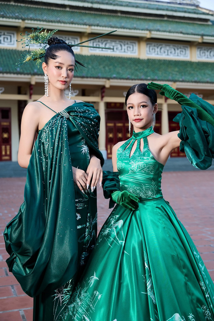 BST gồm 27 thiết kế áo dài với hai gam màu chủ đạo là xanh và vàng, được trình diễn bởi dàn người đẹp và mẫu nhí tên tuổi như: Á hậu Bùi Khánh Linh, siêu mẫu Vũ Thu Phương, Quán quân Gương mặt thời trang nhí thế giới 2024 Thiệu Vy, mẫu nhí Hải Phương…