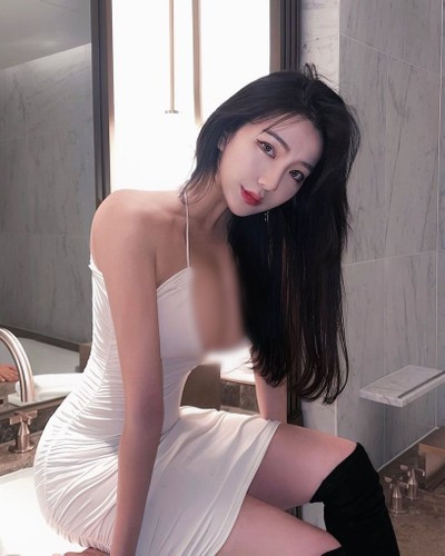 Đặc biệt, thân hình chữ S của Loyewe xứng đáng được xem là tuyệt phẩm.