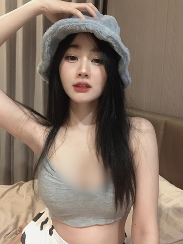 Cô vẫn thường xuyên xuất hiện trong trang phục ngắn, hở, phô diễn tối đa vẻ đẹp cơ thể.