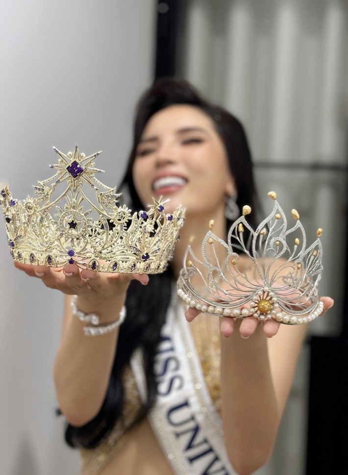 Lập kỳ tích ở sân chơi nhan sắc khi đăng quang 2 cuộc thi lớn nhất cấp quốc gia khiến Kỳ Duyên không giấu được sự phấn khích. Trên trang cá nhân, nàng hậu khoe hai chiếc vương miện danh giá với dòng chia sẻ: "Duyên đã làm được rồi mọi người. 2014 - 2024. Hoa hậu Việt Nam 2014. Miss Universe Vietnam 2024". Ảnh: FB Kỳ Duyên