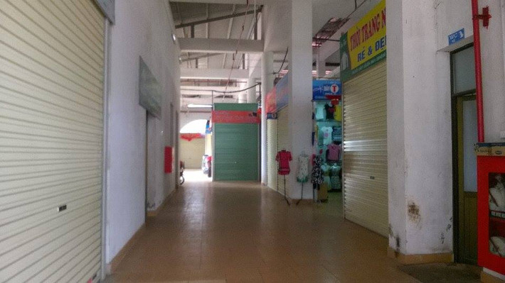 Đến chợ Hội Đô hiện nay, ai đến cũng đều chứng kiến một thảm cảnh kinh doanh khi nhiều khu ki ốt bán đồ thời trang, mỹ phẩm, bán hàng kim loại, cơ khí… chỉ còn các biển hiệu, nhưng đều đóng cửa không kinh doanh.