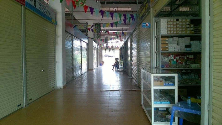 Thế nhưng, sau một thời gian dài đi vào hoạt động với hàng trăm gian hàng thì đến nay chợ Hội Đô vẫn trong cảnh vắng tanh như chùa Bà Đanh. Nhiều hộ kinh doanh không có khách, thua lỗ, ế ẩm đã phải buộc di chuyển đi nơi khác. Số người cố bám trụ, giữ chỗ thì luôn phải sống trong tâm trạng lo lắng khi chỉ có người bán mà không có người đến mua.