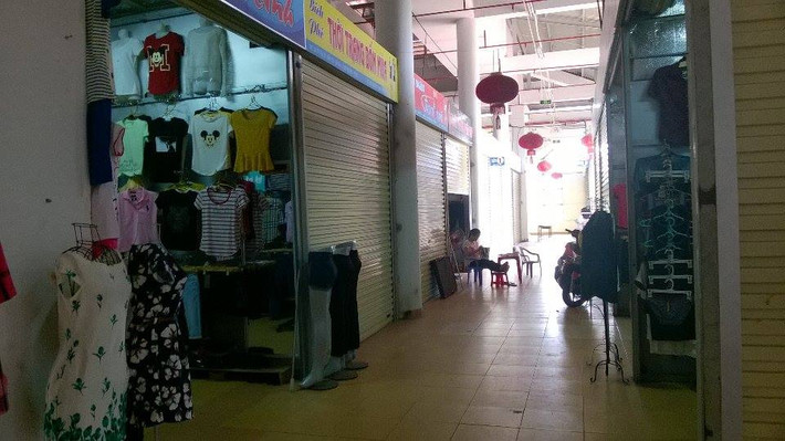Ông Vũ Văn Thế, Phó ban quản lý Chợ và TTTM Hội Đô, cho biết: “Lúc mới chuyển chợ về đây, các chủ tiểu thương mở cửa buôn bán đều. Nhưng đi vào hoạt động được gần một năm thì lượng khách thưa thớt dần, các tiểu thương chán nản, bỏ chợ đi kinh doanh nơi khác”.