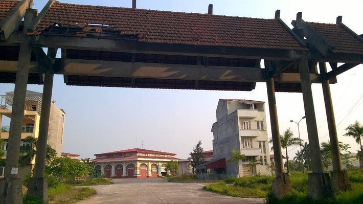 Dù khu chợ này trước đó đã được đầu tư xây dựng với số vốn tiền tỷ có sức chứa 500 gian hàng và khá khang trang, hiện đại nhưng đa số các tiểu thương đều không đồng ý. Khi đó, hàng trăm tiểu thương đã làm đơn rồi kéo nhau lên trụ sở UBND tỉnh Hải Dương đề nghị thay đổi phương án này. Vì chợ Hội Đô nằm ở nơi hẻo lánh xa xôi, không hợp với nhu cầu mua bán của nhân dân.
