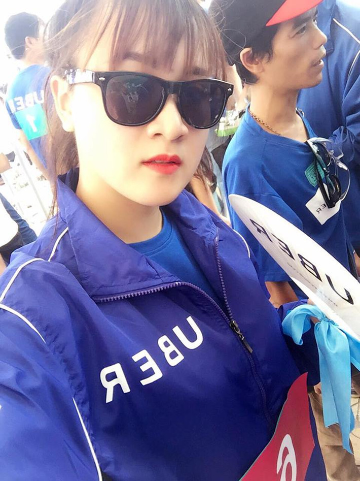 Trước khi thử sức với công việc của một "Grabbike girl", nữ sinh quê Nam Định cũng từng là tài xế Uber. Ảnh: FBNV.