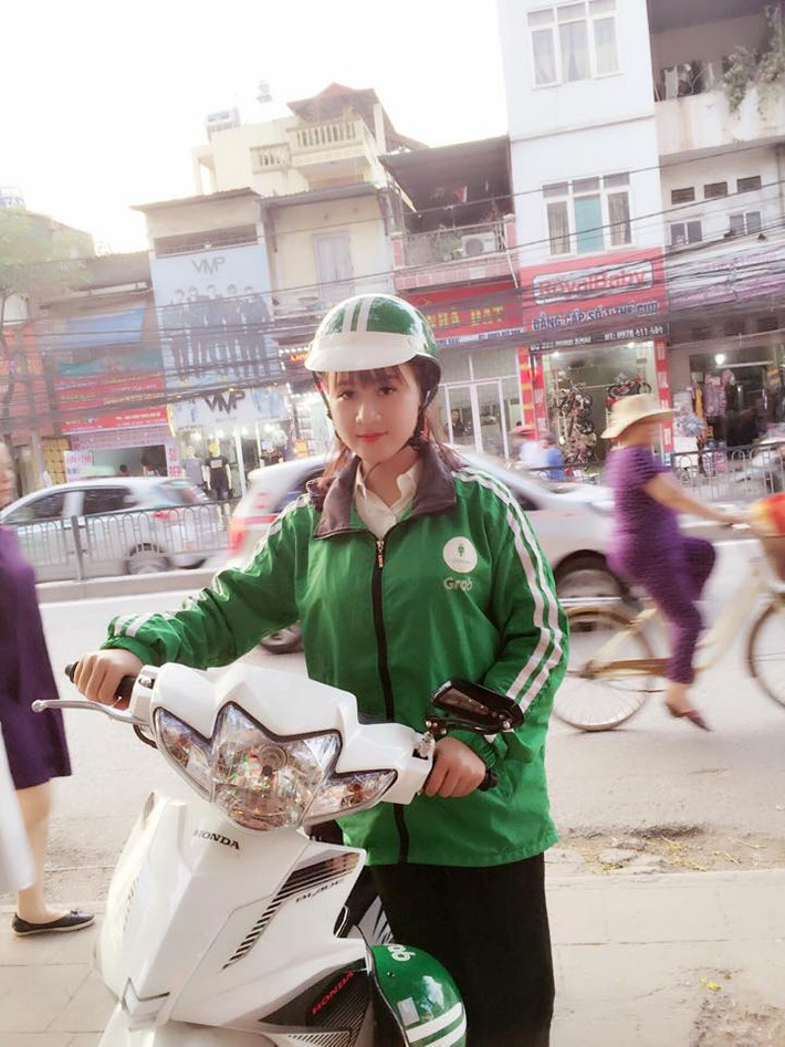 Cô bạn thậm chí còn phải thốt lên rằng: "Đắng cay kiếp hồng nhan bạc Grab" khi đêm hôm ra đứng đường đón khách đi xe ôm mà ế ẩm. Không những không có khách lại còn toàn bị trêu ghẹo. Trong một status khác, nữ tài xế xe ôm xinh đẹp bộc bạch: "Kết thúc ngày 2/9 với 20 cuốc xe ứng dụng. Ế ẩm quá! Nay khách nam lẫn nữ đều hỏi: "Không đi chơi với người yêu hả e?" Tranh thủ lúc nghỉ học thôi chứ bình thường muốn cũng không chạy được...