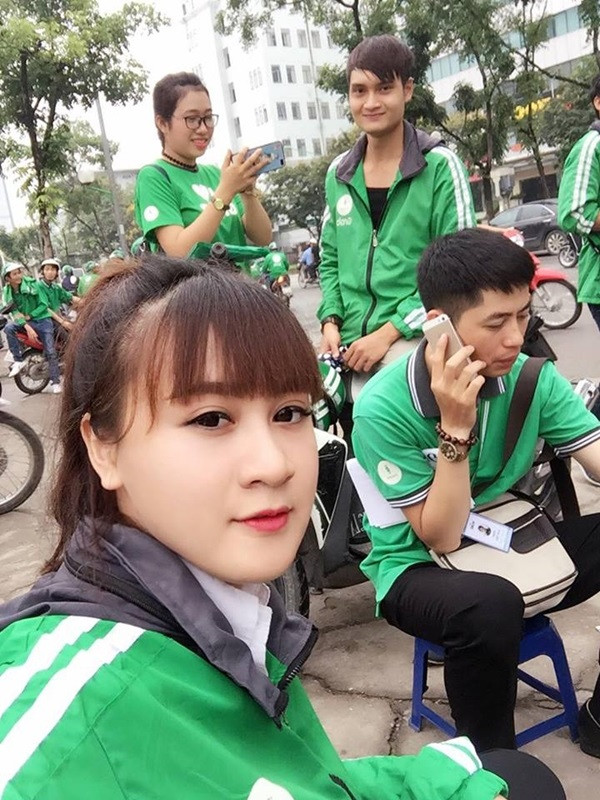 ... Nhìn thời gian nhận 2 cuốc cả thời gian gọi điện xác nhận vị trí khách rồi đến nơi đón khách rồi gọi lại lần nữa để nhìn chính xác khách của mình, các bác đủ hiểu tại sao 20 cuốc em vẫn kêu ế ẩm chứ. Thời gian trống dặt dẹo ngoài đường đợi cuốc rất nhiều. Tài khoản của em nhiều lúc mấy tiếng mới nổ 1 cuốc, toàn phải gọi tổng đài kiểm tra lại hoặc gần tiếng mới nổ 1 cuốc chứ không phải vừa trả khách cái nổ luôn đâu".