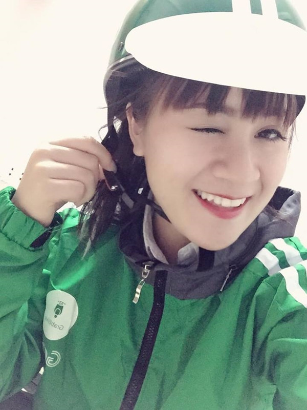 Việc bỗng nhiên được nhiều người quan tâm cũng khiến Thùy Trang phải hứng chịu không ít bình luận không hay, thậm chí hoài nghi công việc chính của cô nàng và đây chỉ là một chiêu PR thu hút khách hàng của hãng dịch vụ này. Trước những bình luận không hay hướng về mình, Thùy Trang thẳng thắn nêu quan điểm: "Cuộc sống mỗi người khác nhau. Người ngoài nhìn vào không thể hiểu sao mình lại cày cuốc như vậy, nghĩ rằng mình làm chơi chơi, hay chém gió... Nhưng các bác cứ thử lao ra đường đi xem có phải chơi không hay đi theo sau em một buổi xem cảm giác thế nào? Ngồi cả ngày đau nhức hết cả mông, đứng dựa vào xe thì mỏi chân, thi thoảng ngồi xổm thì tê chân".
