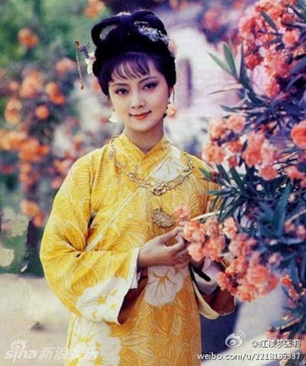 Tiết Bảo Thoa được đánh giá là mỹ nhân đẹp thứ ba trong "Hồng Lâu Mộng". Sinh ra trong gia đình danh gia vọng tộc, mỹ nhân này mang vẻ đẹp cao sang, đài các, tính cách phóng khoáng nhưng đôi lúc lạnh lùng.