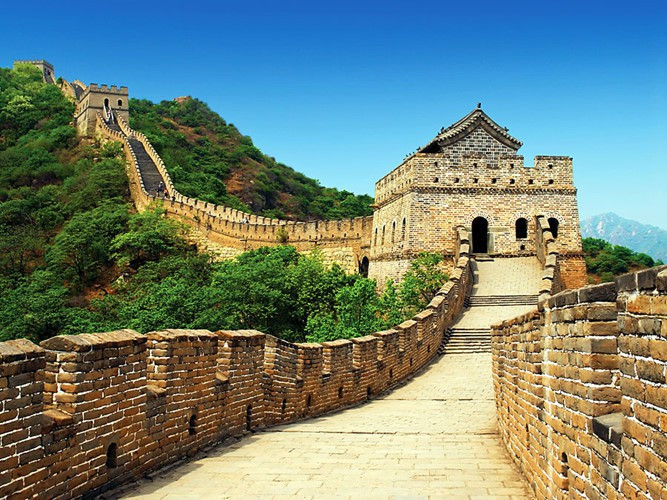 Vạn Lý Trường Thành đã trở thành "hàng rào" ngăn cách triều đại phong kiến Trung Quốc với các bộ lạc du mục. Thông qua bức tường thành này, người Trung Nguyên bảo vệ những bí mật về tri thức khoa học công nghệ không bị truyền bá ra bên ngoài.