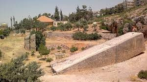 Theo các chuyên gia, bệ đá nằm trong tàn tích thị trấn Baalbeck nặng khoảng 800 - 1.200 tấn.