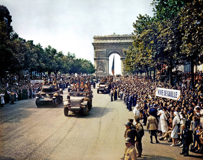 Người dân Pháp tụ tập hai bên đường đại lộ Champs-Élysées ở Paris để theo dõi các đoàn xe trong lễ kỷ niệm giải phóng thủ đô vào ngày 26/8/1944.