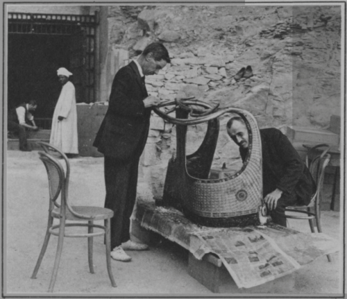 Ngay sau đó, nhóm của nhà khảo cổ Howard Carter đã tiến hành cuộc khai quật. Từ đó, họ lần lượt giải mã nhiều bí mật ít biết về nơi an nghỉ của ông hoàng nổi tiếng Ai Cập cổ đại này.
