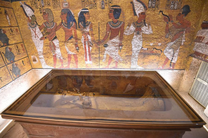 Thông qua hàng ngàn cổ vật được tìm thấy trong lăng mộ của pharaoh Tutankhamun bao gồm: chiến xa, vũ khí, quần áo, tác phẩm nghệ thuật..., các chuyên gia lần lượt giải mã được đời sống, niềm tin tôn giáo, nghi lễ mai táng dành cho pharaoh Ai Cập.