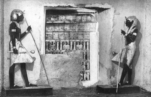 Mặc dù lối vào lăng mộ còn nguyên dấu niêm phong nhưng nơi chôn cất pharaoh Tutankhamun từng 2 lần bị trộm đột nhập. Hai vụ trộm này diễn ra không lâu sau khi nhà vua Ai Cập được chôn cất.