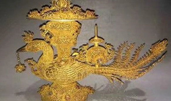 Vào một ngày, một người đàn ông ở Trung Quốc cầm theo máy dò kim loại lên núi để tìm kho báu. Theo đó, khi dò tìm kho báu ở một khu vực hoang vắng trên núi, ông may mắn tìm thấy một con chim phượng hoàng bằng vàng trong mộ cổ.