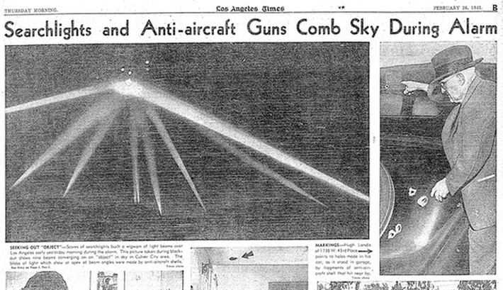 Liên quan đến bí ẩn về UFO, một sự việc diễn ra trong Chiến tranh thế giới thứ 2 trở thành đề tài tranh luận sôi nổi. Cụ thể, vào khoảng 23h đêm ngày 24/2/1942 còi báo động phòng không Mỹ vang lên liên hồi sau khi Lực lượng Phòng vệ Dân sự (CDS) ở Bờ Tây nước Mỹ phát hiện một máy bay lạ xâm nhập không phận.