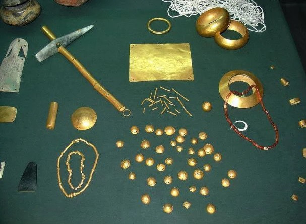 Khi nghiên cứu về nền văn minh Varna, các chuyên gia cho rằng đây là nền văn minh đầu tiên chế tác các đồ tạo tác bằng vàng. Nghề kim hoàn xuất hiện và phát triển hưng thịnh từ khoảng năm 4600 trước Công nguyên.