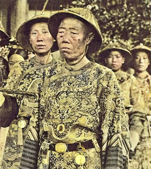 Tiếp đến, Lý Liên Anh giao nộp toàn bộ tài sản gồm 340 nghìn lượng vàng, bạc cho Long Dụ thái hậu. Ông cũng từ chức Tổng quản thái giám và giao lại vị trí này cho thân tín của Long Dụ thái hậu là Tiểu Đức Trương.
