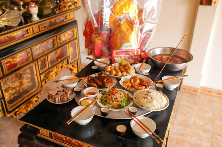 Ngày 23 tháng Chạp (tức 2/2/2024 Dương lịch): Ngày Nhâm Thân, Hoàng Đạo Tư Mệnh. Các khung giờ đẹp gồm: Thìn: 7h - 9h; Tỵ: 9h - 11h; Giờ Thìn là giờ tốt nhất trong ngày. Giờ Ngọ ngày 23 tháng Chạp năm nay trùng với giờ xấu nên không nên cúng. (Thông tin trong bài chỉ mang tính tham khảo).