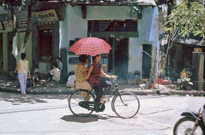 Trong thời gian từ năm 1991 - 1993, nhiếp ảnh gia người Đức Hans Peter Grumpe đã chụp được nhiều bức ảnh về thủ đô Hà Nội, Việt Nam. Cuộc sống giản dị, mộc mạc của người dân Hà Nội những năm 1990 đã giúp thế hệ trẻ hiểu được phần nào về giai đoạn lịch sử này.