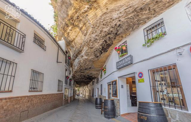 Thị trấn Setenil de las Bodegas còn gây ấn tượng với du khách bởi nơi đây toàn là những ngôi nhà được sơn màu trắng. Mục đích của việc này là để phản chiếu ánh sáng mặt trời giúp thị trấn luôn mát mẻ trong mọi điều kiện thời tiết.